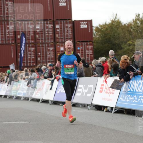 03.10.2025 - Köhlbrandbrückenlauf Yannick Fuchs http://msf.ph/oto/8990839 03.10.2025 16:02:22 Ziel 7110, 7171, 9409 meine-sportfotos.de