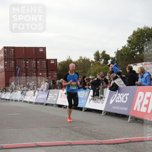 03.10.2025 - Köhlbrandbrückenlauf Yannick Fuchs http://msf.ph/oto/8990859 03.10.2025 16:02:23 Ziel 7110, 7111, 7171, 9409 meine-sportfotos.de