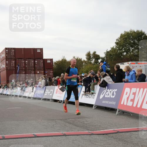 03.10.2025 - Köhlbrandbrückenlauf Yannick Fuchs http://msf.ph/oto/8990865 03.10.2025 16:02:23 Ziel 7110, 7111, 7171, 9409 meine-sportfotos.de