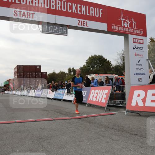 03.10.2025 - Köhlbrandbrückenlauf Yannick Fuchs http://msf.ph/oto/8990884 03.10.2025 16:02:23 Ziel 7110, 7111, 7171, 9409 meine-sportfotos.de