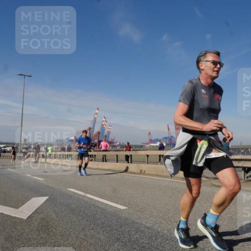03.10.2025 - Köhlbrandbrückenlauf Matties Gatica Varas http://msf.ph/oto/8990886 03.10.2025 12:41:13 Position 2  meine-sportfotos.de