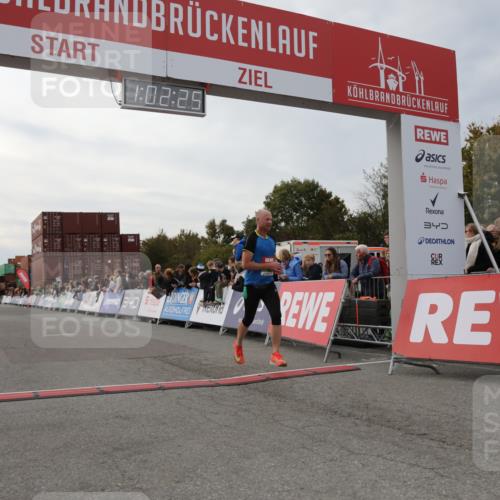 03.10.2025 - Köhlbrandbrückenlauf Yannick Fuchs http://msf.ph/oto/8990891 03.10.2025 16:02:24 Ziel 7110, 7111, 7171, 9409 meine-sportfotos.de