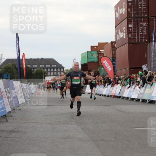 03.10.2025 - Köhlbrandbrückenlauf Yannick Fuchs http://msf.ph/oto/8990913 03.10.2025 16:02:27 Ziel 7110, 7111, 7219, 7280, 9409 meine-sportfotos.de