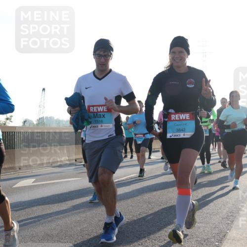 03.10.2025 - Köhlbrandbrückenlauf Luisa Fischer http://msf.ph/oto/8990916 03.10.2025 10:15:30 Position 3 1516, 3425, 3842, 1 meine-sportfotos.de