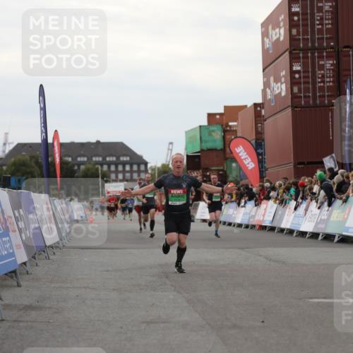03.10.2025 - Köhlbrandbrückenlauf Yannick Fuchs http://msf.ph/oto/8990919 03.10.2025 16:02:27 Ziel 7110, 7111, 7219, 7280, 9409 meine-sportfotos.de