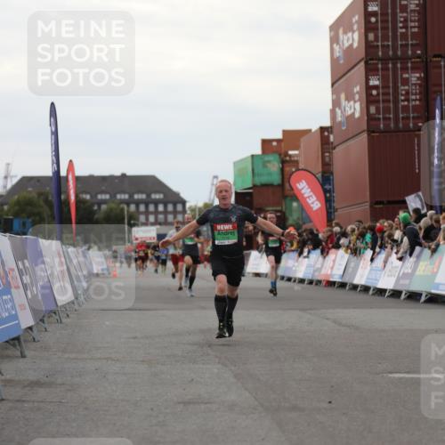 03.10.2025 - Köhlbrandbrückenlauf Yannick Fuchs http://msf.ph/oto/8990923 03.10.2025 16:02:27 Ziel 7110, 7111, 7219, 7280, 9409 meine-sportfotos.de