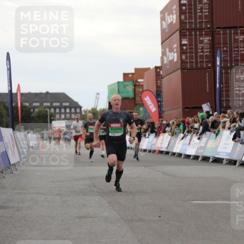 03.10.2025 - Köhlbrandbrückenlauf Yannick Fuchs http://msf.ph/oto/8990929 03.10.2025 16:02:28 Ziel 7110, 7111, 7219, 7280 meine-sportfotos.de