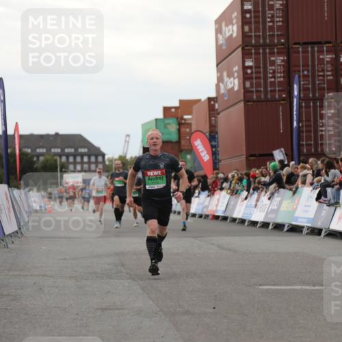 03.10.2025 - Köhlbrandbrückenlauf Yannick Fuchs http://msf.ph/oto/8990935 03.10.2025 16:02:28 Ziel 7110, 7111, 7219, 7280 meine-sportfotos.de