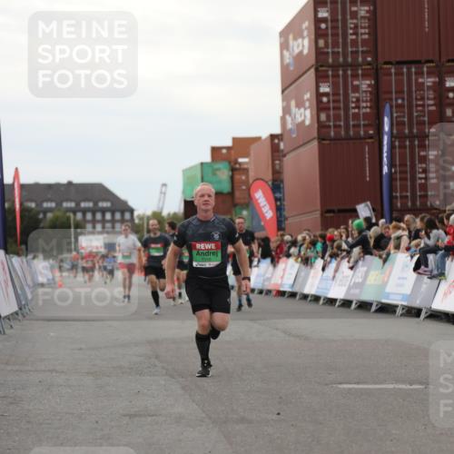 03.10.2025 - Köhlbrandbrückenlauf Yannick Fuchs http://msf.ph/oto/8990940 03.10.2025 16:02:28 Ziel 7110, 7111, 7219, 7280 meine-sportfotos.de