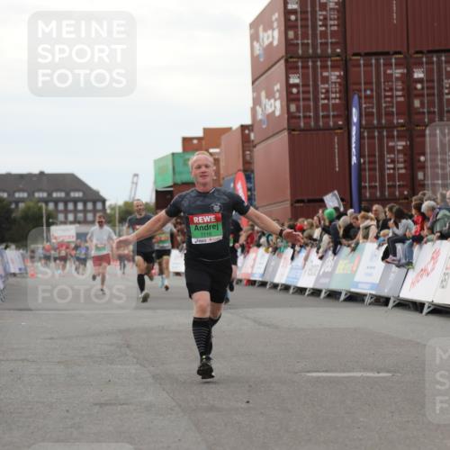 03.10.2025 - Köhlbrandbrückenlauf Yannick Fuchs http://msf.ph/oto/8990946 03.10.2025 16:02:29 Ziel 7110, 7111, 7219, 7280, 8784, 8786 meine-sportfotos.de