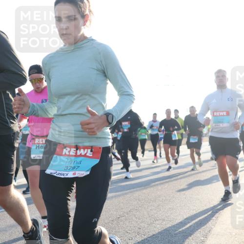 03.10.2025 - Köhlbrandbrückenlauf Luisa Fischer http://msf.ph/oto/8990948 03.10.2025 10:15:34 Position 3 18, 3797, 3802 meine-sportfotos.de