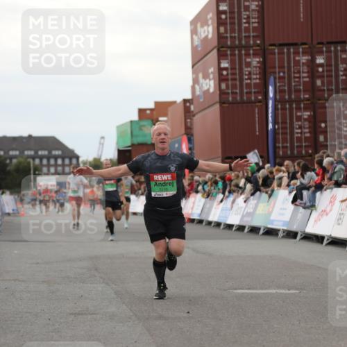 03.10.2025 - Köhlbrandbrückenlauf Yannick Fuchs http://msf.ph/oto/8990950 03.10.2025 16:02:29 Ziel 7110, 7111, 7219, 7280, 8784, 8786 meine-sportfotos.de