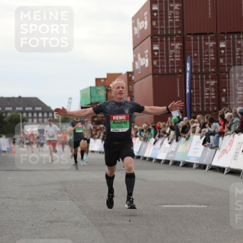 03.10.2025 - Köhlbrandbrückenlauf Yannick Fuchs http://msf.ph/oto/8990956 03.10.2025 16:02:29 Ziel 7110, 7111, 7219, 7280, 8784, 8786 meine-sportfotos.de