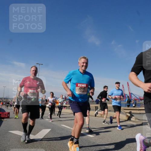 03.10.2025 - Köhlbrandbrückenlauf Matties Gatica Varas http://msf.ph/oto/8990959 03.10.2025 12:41:24 Position 2 4288, 6642 meine-sportfotos.de