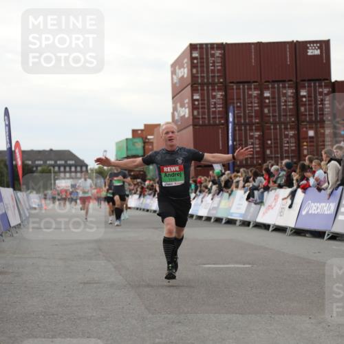 03.10.2025 - Köhlbrandbrückenlauf Yannick Fuchs http://msf.ph/oto/8990961 03.10.2025 16:02:29 Ziel 7110, 7111, 7219, 7280, 8784, 8786 meine-sportfotos.de