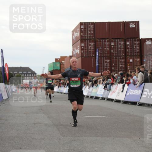 03.10.2025 - Köhlbrandbrückenlauf Yannick Fuchs http://msf.ph/oto/8990966 03.10.2025 16:02:29 Ziel 7110, 7111, 7219, 7280, 8784, 8786 meine-sportfotos.de