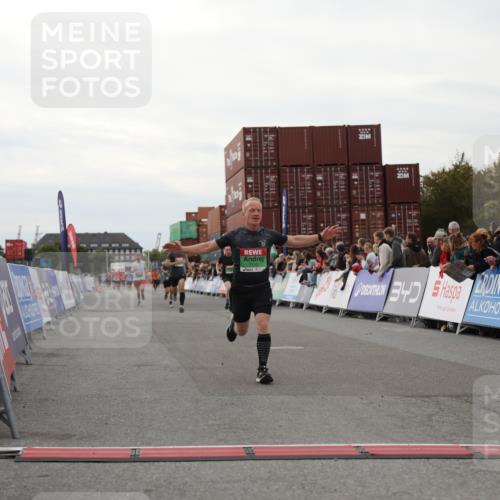03.10.2025 - Köhlbrandbrückenlauf Yannick Fuchs http://msf.ph/oto/8990972 03.10.2025 16:02:30 Ziel 7110, 7111, 7219, 7280, 7411, 8784, 8786 meine-sportfotos.de