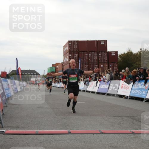 03.10.2025 - Köhlbrandbrückenlauf Yannick Fuchs http://msf.ph/oto/8990980 03.10.2025 16:02:30 Ziel 7110, 7111, 7219, 7280, 7411, 8784, 8786 meine-sportfotos.de
