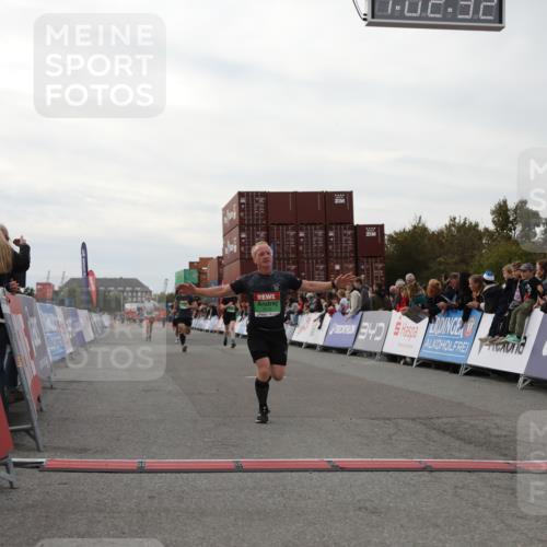 03.10.2025 - Köhlbrandbrückenlauf Yannick Fuchs http://msf.ph/oto/8990985 03.10.2025 16:02:30 Ziel 7110, 7111, 7219, 7280, 7411, 8784, 8786 meine-sportfotos.de