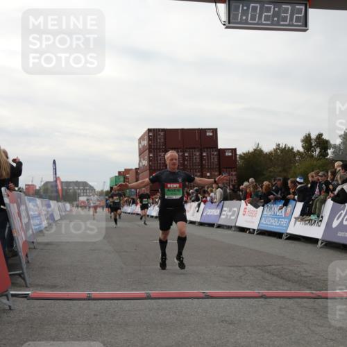03.10.2025 - Köhlbrandbrückenlauf Yannick Fuchs http://msf.ph/oto/8990991 03.10.2025 16:02:30 Ziel 7110, 7111, 7219, 7280, 7411, 8784, 8786 meine-sportfotos.de