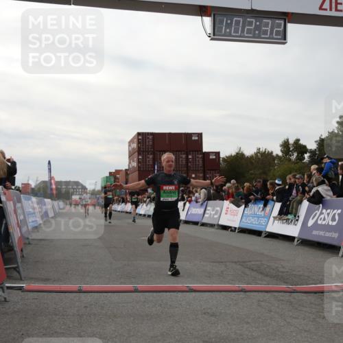 03.10.2025 - Köhlbrandbrückenlauf Yannick Fuchs http://msf.ph/oto/8990996 03.10.2025 16:02:30 Ziel 7110, 7111, 7219, 7280, 7411, 8784, 8786 meine-sportfotos.de