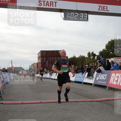 03.10.2025 - Köhlbrandbrückenlauf Yannick Fuchs http://msf.ph/oto/8991011 03.10.2025 16:02:31 Ziel 7110, 7111, 7219, 7280, 7411, 8784, 8786 meine-sportfotos.de