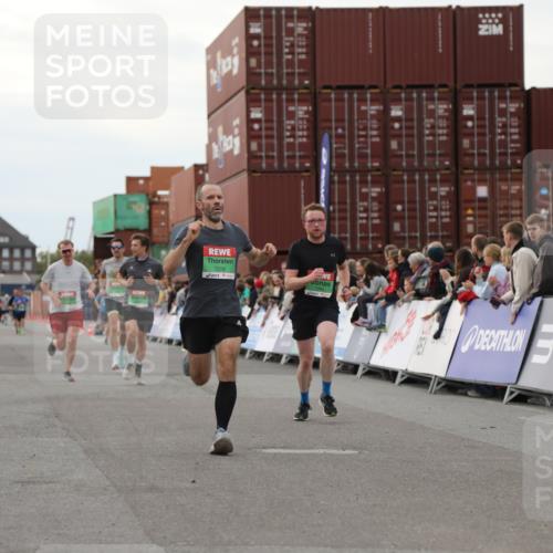 03.10.2025 - Köhlbrandbrückenlauf Yannick Fuchs http://msf.ph/oto/8991038 03.10.2025 16:02:32 Ziel 7110, 7111, 7219, 7280, 7411, 8784, 8786 meine-sportfotos.de