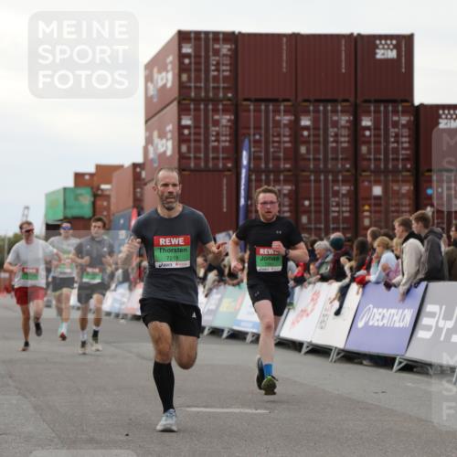 03.10.2025 - Köhlbrandbrückenlauf Yannick Fuchs http://msf.ph/oto/8991051 03.10.2025 16:02:32 Ziel 7110, 7111, 7219, 7280, 7411, 8784, 8786 meine-sportfotos.de