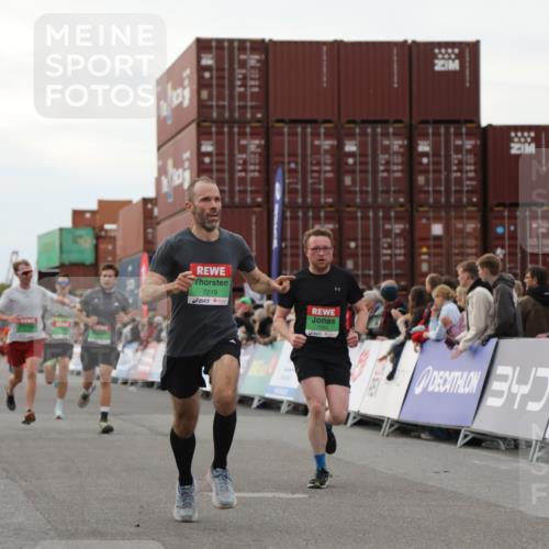 03.10.2025 - Köhlbrandbrückenlauf Yannick Fuchs http://msf.ph/oto/8991055 03.10.2025 16:02:33 Ziel 7110, 7111, 7219, 7280, 7411, 8784, 8786 meine-sportfotos.de
