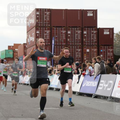 03.10.2025 - Köhlbrandbrückenlauf Yannick Fuchs http://msf.ph/oto/8991062 03.10.2025 16:02:33 Ziel 7110, 7111, 7219, 7280, 7411, 8784, 8786 meine-sportfotos.de