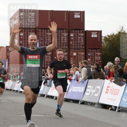 03.10.2025 - Köhlbrandbrückenlauf Yannick Fuchs http://msf.ph/oto/8991075 03.10.2025 16:02:33 Ziel 7110, 7111, 7219, 7280, 7411, 8784, 8786 meine-sportfotos.de