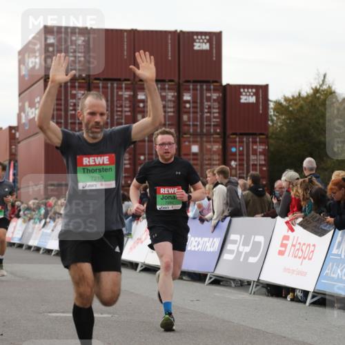 03.10.2025 - Köhlbrandbrückenlauf Yannick Fuchs http://msf.ph/oto/8991079 03.10.2025 16:02:33 Ziel 7110, 7111, 7219, 7280, 7411, 8784, 8786 meine-sportfotos.de