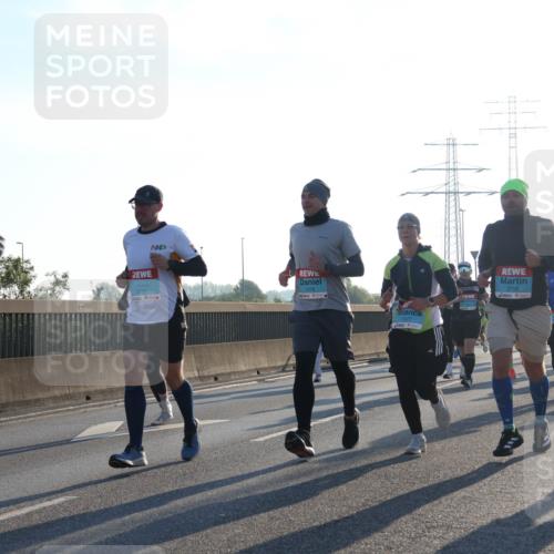 03.10.2025 - Köhlbrandbrückenlauf Luisa Fischer http://msf.ph/oto/8991082 03.10.2025 10:15:50 Position 3 22, 3791, 1378, 3708, 1377, 3710 meine-sportfotos.de