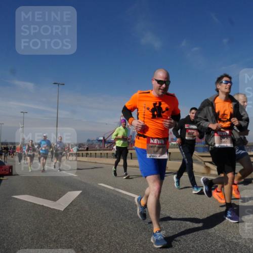 03.10.2025 - Köhlbrandbrückenlauf Matties Gatica Varas http://msf.ph/oto/8991084 03.10.2025 12:41:42 Position 2 5952, 5951 meine-sportfotos.de