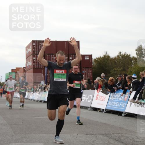 03.10.2025 - Köhlbrandbrückenlauf Yannick Fuchs http://msf.ph/oto/8991085 03.10.2025 16:02:33 Ziel 7110, 7111, 7219, 7280, 7411, 8784, 8786 meine-sportfotos.de