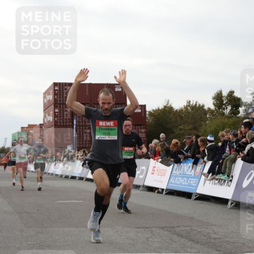 03.10.2025 - Köhlbrandbrückenlauf Yannick Fuchs http://msf.ph/oto/8991091 03.10.2025 16:02:34 Ziel 7110, 7111, 7219, 7280, 7411, 8784, 8786 meine-sportfotos.de