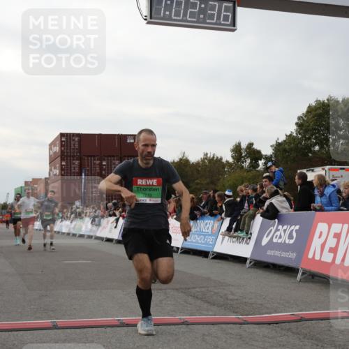 03.10.2025 - Köhlbrandbrückenlauf Yannick Fuchs http://msf.ph/oto/8991097 03.10.2025 16:02:34 Ziel 7110, 7111, 7219, 7280, 7411, 8784, 8786 meine-sportfotos.de