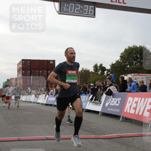 03.10.2025 - Köhlbrandbrückenlauf Yannick Fuchs http://msf.ph/oto/8991103 03.10.2025 16:02:34 Ziel 7110, 7111, 7219, 7280, 7411, 8784, 8786 meine-sportfotos.de