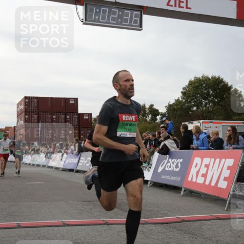 03.10.2025 - Köhlbrandbrückenlauf Yannick Fuchs http://msf.ph/oto/8991106 03.10.2025 16:02:34 Ziel 7110, 7111, 7219, 7280, 7411, 8784, 8786 meine-sportfotos.de