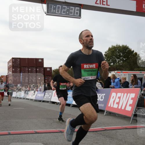 03.10.2025 - Köhlbrandbrückenlauf Yannick Fuchs http://msf.ph/oto/8991111 03.10.2025 16:02:34 Ziel 7110, 7111, 7219, 7280, 7411, 8784, 8786 meine-sportfotos.de