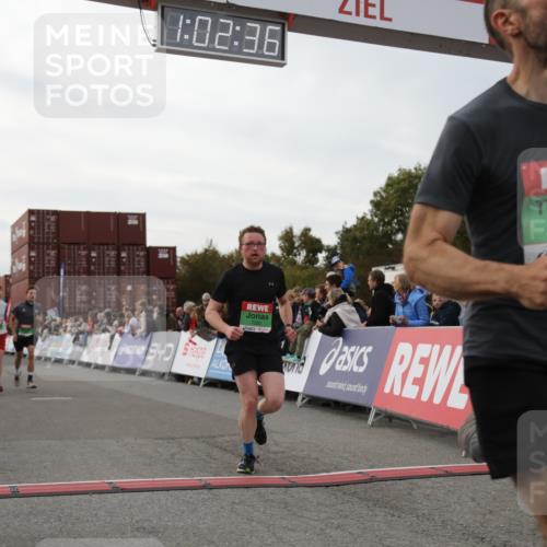 03.10.2025 - Köhlbrandbrückenlauf Yannick Fuchs http://msf.ph/oto/8991120 03.10.2025 16:02:35 Ziel 7111, 7219, 7280, 7411, 8784, 8786 meine-sportfotos.de