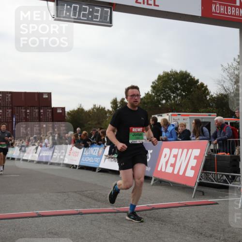 03.10.2025 - Köhlbrandbrückenlauf Yannick Fuchs http://msf.ph/oto/8991126 03.10.2025 16:02:35 Ziel 7111, 7219, 7280, 7411, 8784, 8786 meine-sportfotos.de