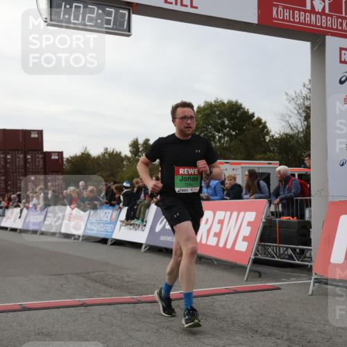 03.10.2025 - Köhlbrandbrückenlauf Yannick Fuchs http://msf.ph/oto/8991132 03.10.2025 16:02:35 Ziel 7111, 7219, 7280, 7411, 8784, 8786 meine-sportfotos.de