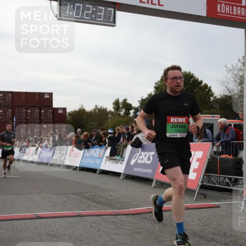 03.10.2025 - Köhlbrandbrückenlauf Yannick Fuchs http://msf.ph/oto/8991134 03.10.2025 16:02:35 Ziel 7111, 7219, 7280, 7411, 8784, 8786 meine-sportfotos.de