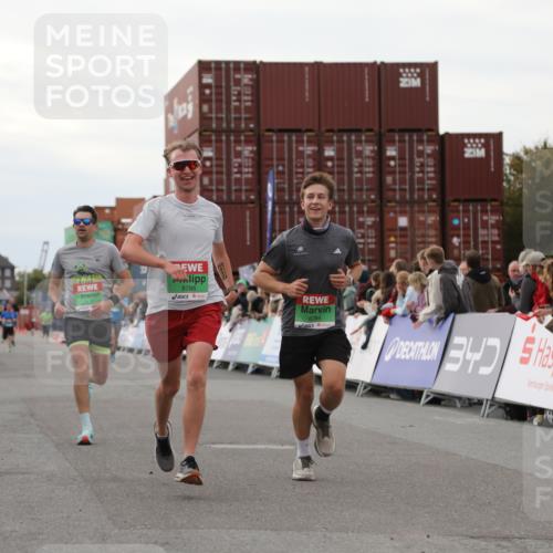 03.10.2025 - Köhlbrandbrückenlauf Yannick Fuchs http://msf.ph/oto/8991147 03.10.2025 16:02:36 Ziel 7219, 7280, 7411, 8784, 8786 meine-sportfotos.de