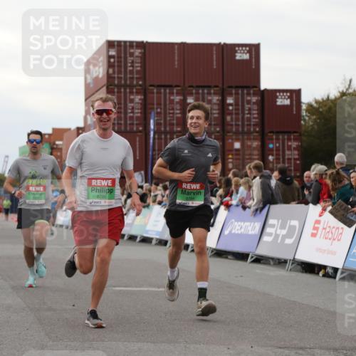 03.10.2025 - Köhlbrandbrückenlauf Yannick Fuchs http://msf.ph/oto/8991153 03.10.2025 16:02:36 Ziel 7219, 7280, 7411, 8784, 8786 meine-sportfotos.de