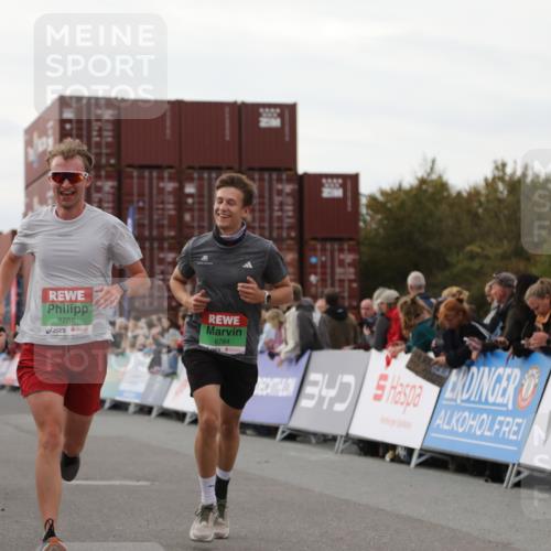 03.10.2025 - Köhlbrandbrückenlauf Yannick Fuchs http://msf.ph/oto/8991166 03.10.2025 16:02:36 Ziel 7219, 7280, 7411, 8784, 8786 meine-sportfotos.de