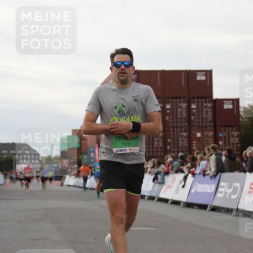 03.10.2025 - Köhlbrandbrückenlauf Yannick Fuchs http://msf.ph/oto/8991204 03.10.2025 16:02:38 Ziel 7102, 7280, 7411, 8784, 8786 meine-sportfotos.de