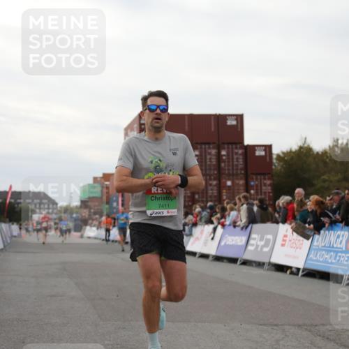 03.10.2025 - Köhlbrandbrückenlauf Yannick Fuchs http://msf.ph/oto/8991209 03.10.2025 16:02:38 Ziel 7102, 7280, 7411, 8784, 8786 meine-sportfotos.de