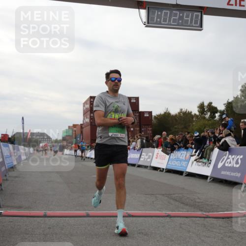 03.10.2025 - Köhlbrandbrückenlauf Yannick Fuchs http://msf.ph/oto/8991216 03.10.2025 16:02:39 Ziel 7102, 7411, 8784, 8786, 9595, 9670 meine-sportfotos.de